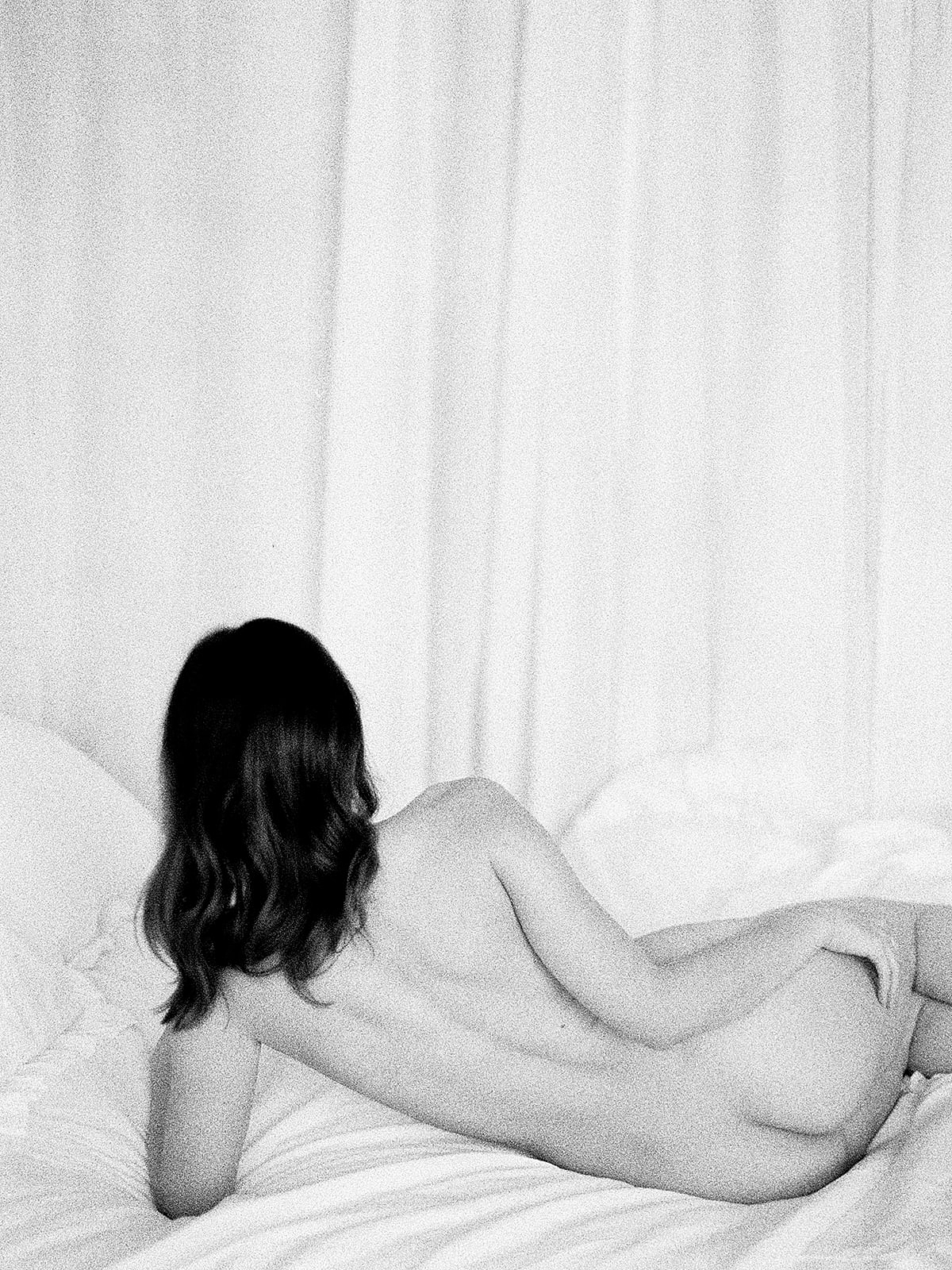 https://www.pressedflowersboudoir.com/wp-content/uploads/2020/09/indoor-nude-bedroom-boudoir_0060.jpg
